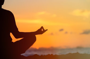 huzur ve gün batımında pratiği yoga