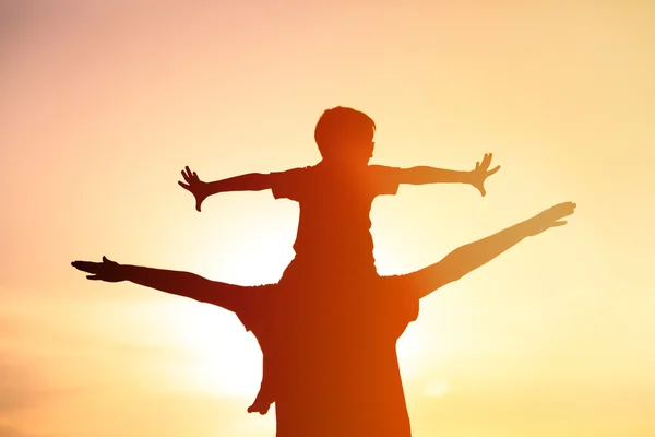 Père et fils s'amusent au coucher du soleil — Photo