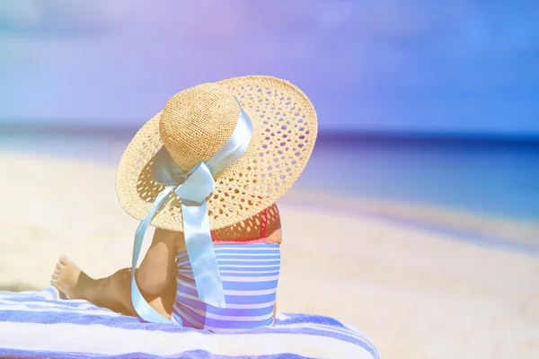 Κοριτσάκι σε μεγάλο καπέλο στην παραλία το καλοκαίρι — Φωτογραφία Αρχείου