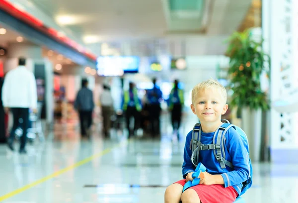 Söt liten pojke väntar på flygplatsen — Stockfoto