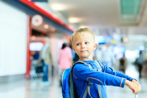 Liten pojke med resväska resor på flygplatsen — Stockfoto