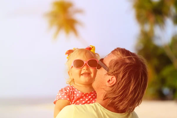 Gelukkig vader en schattig dochtertje op het strand — Stockfoto