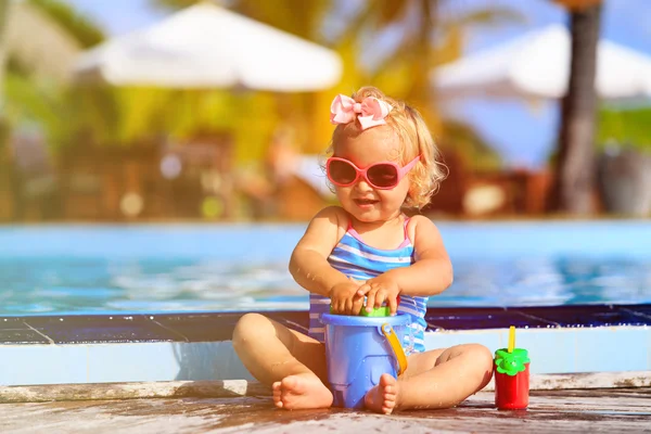 Linda chica jugando en la piscina en la playa —  Fotos de Stock