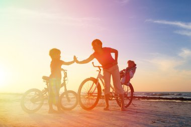 gün batımında bisikleti çocuklar ile anne