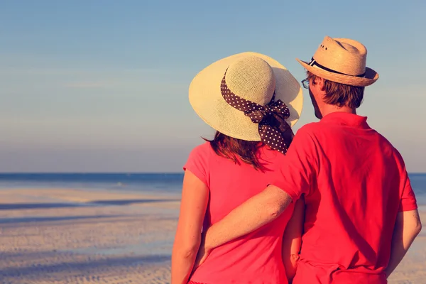 Paar op een tropisch strand — Stockfoto