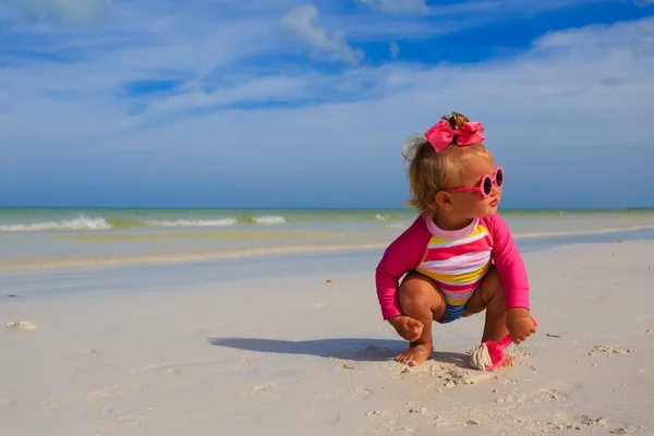 Bambina che gioca sulla spiaggia estiva — Foto Stock