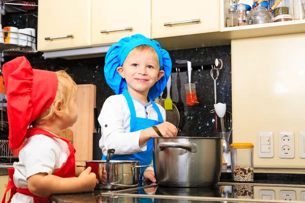 Barnen matlagning i köket interiör — Stockfoto