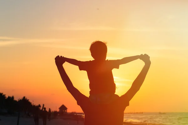 Vader en zoon plezier bij zonsondergang — Stockfoto