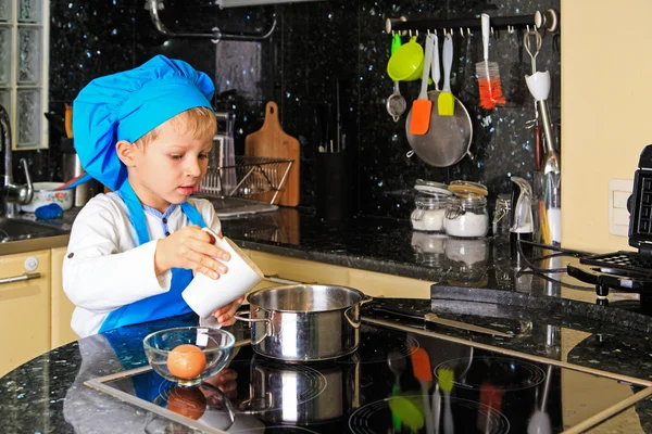 Petit garçon cuisine dans la cuisine intérieure — Photo