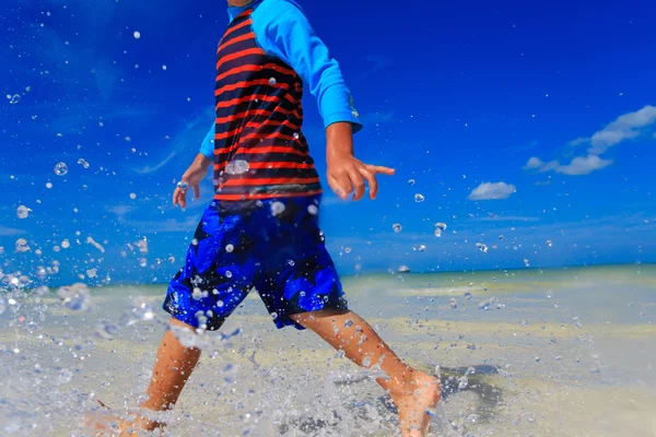 Mały chłopiec bawi się wody na lato plaża — Zdjęcie stockowe