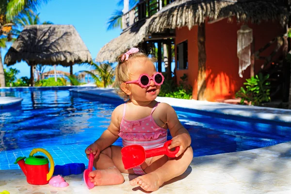 Småbarn flicka som leker i poolen på stranden — Stockfoto