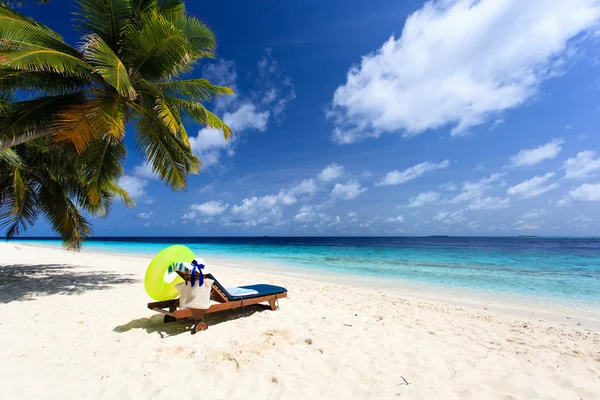 Silla de playa en la playa de arena tropical perfecta — Foto de Stock