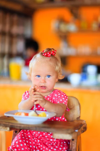Mignon petit enfant fille manger petit déjeuner — Photo
