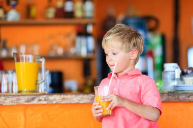 küçük çocuk kafede suyu içme