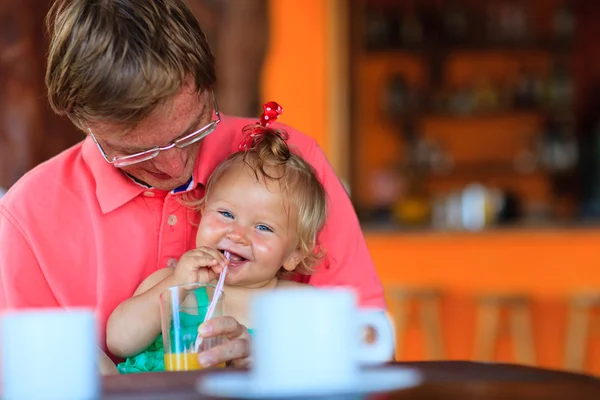 Padre e hija bebiendo en la cafetería — Foto de Stock