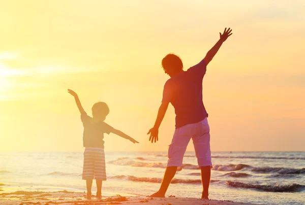 Vader en zoon plezier op zonsondergang — Stockfoto