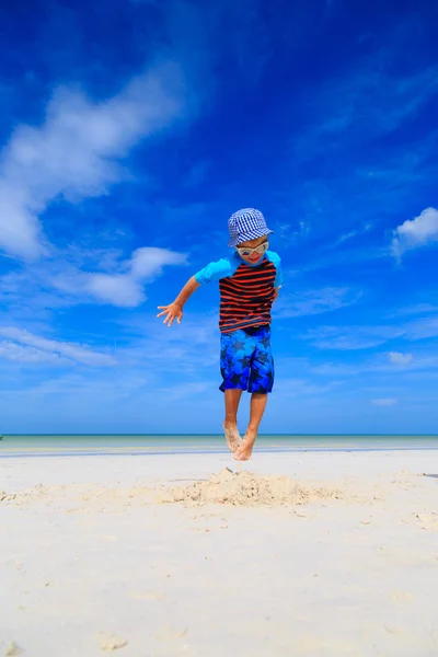 ビーチでジャンプ少年 — ストック写真