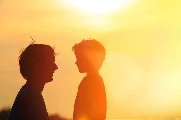 Otec a syn na pláži při západu slunce — Stock fotografie