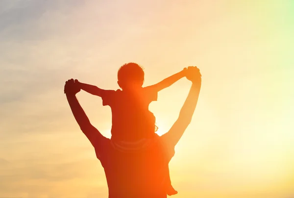 Padre e figlio giocano al tramonto — Foto Stock