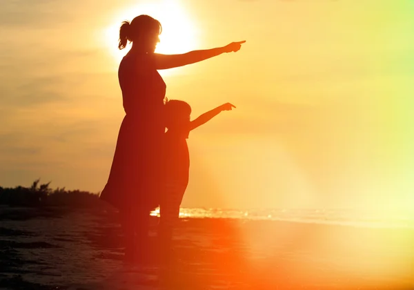 Madre e figlio al tramonto spiaggia — Foto Stock