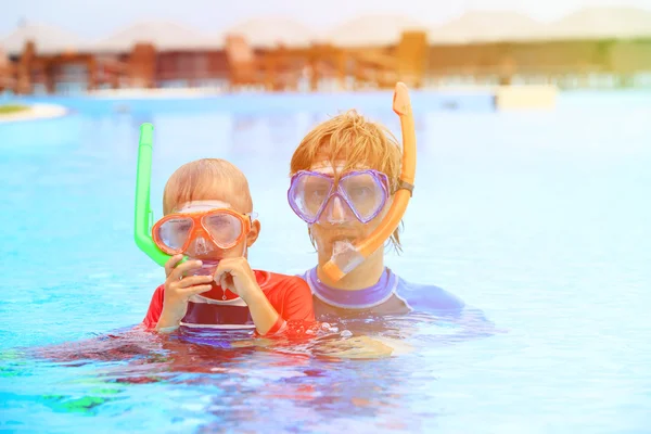 Père et petit fils plongée avec tuba sur la plage tropicale — Photo