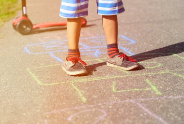 Küçük Çocuk Bahçesi üzerinde seksek oynarken