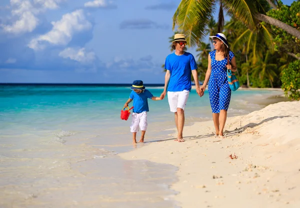 Gezin met kind lopen op zand strand — Stockfoto