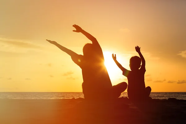 Silhueta de Feliz Pai e Filho ao pôr-do-sol — Fotografia de Stock