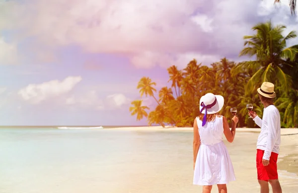 Gelukkig verliefde paar drinken van wijn op strand — Stockfoto