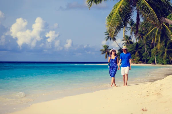 Feliz pareja amorosa caminando en la playa de verano — Foto de Stock