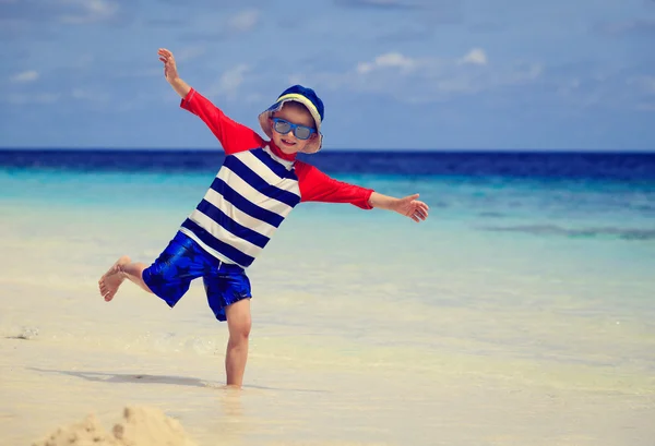 Ragazzino divertirsi sulla spiaggia tropicale — Foto Stock