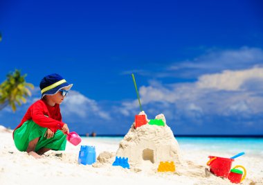 küçük çocuk Sandcastle tropikal kum plajı üzerinde bina