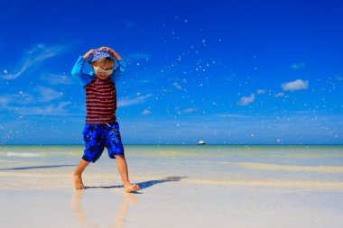 küçük çocuk yaz sahilde su