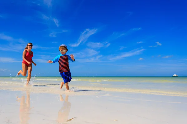 Little boy and mother running on beach — Stock Photo, Image