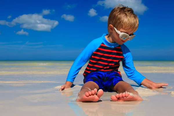 Ноги маленького хлопчика розважаються на літньому пляжі — стокове фото