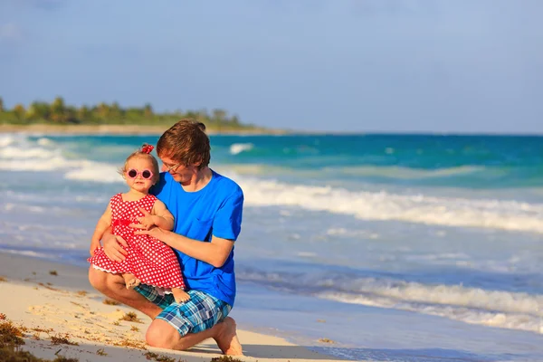 Père et petite fille s'amusent sur la plage — Photo