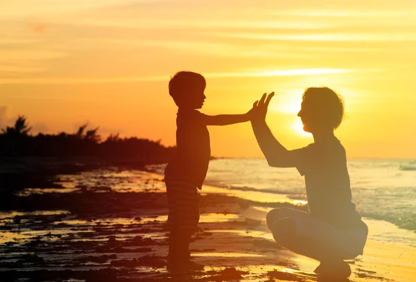 Padre e figlio giocano al tramonto — Foto Stock