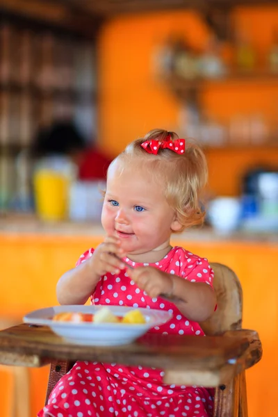 Niñita desayunando en la cafetería — Foto de Stock