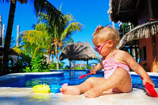 Roztomilé batole dívka hraje v bazénu na pláži — Stock fotografie