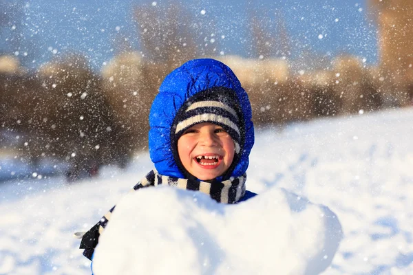 Glad liten pojke utomhus på vintern snö dag — Stockfoto