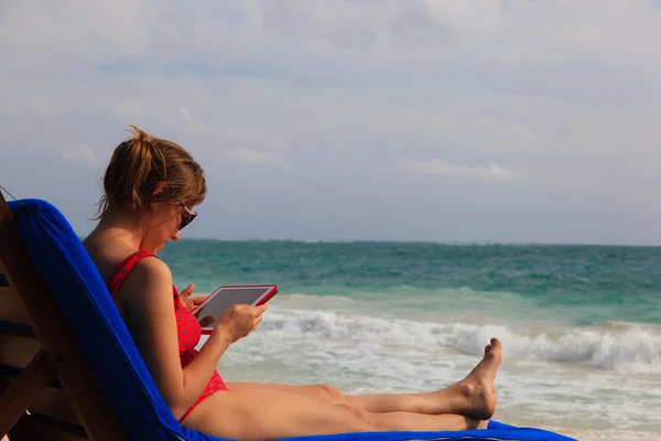 Frau mit Touchpad am Sommerstrand — Stockfoto