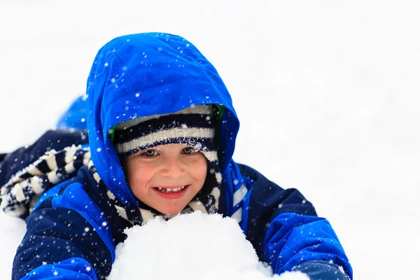 Menino se divertindo na neve — Fotografia de Stock