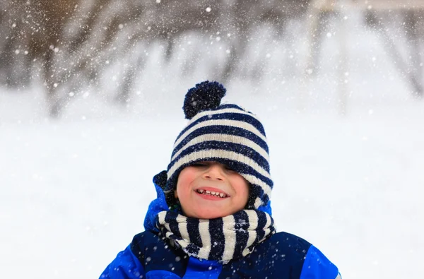 Bonito menino ao ar livre no inverno neve dia — Fotografia de Stock