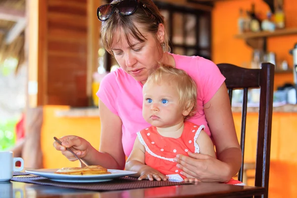 Madre alimentación infantil hija en la cafetería — Foto de Stock