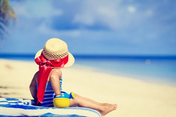 Bambina in grande cappello sulla spiaggia estiva — Foto Stock