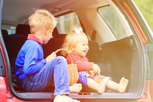 Mutlu küçük erkek ve kız araba ile seyahat — Stok fotoğraf