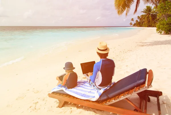 Сім'я з ноутбуком і сенсорною панеллю на пляжі — стокове фото