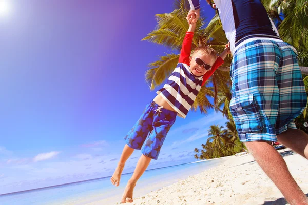 Vader en zoon spelen op zomer strand — Stockfoto