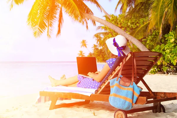 Giovane donna con laptop in vacanza tropicale — Foto Stock