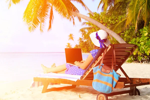 Junge Frau mit Laptop im Tropenurlaub — Stockfoto